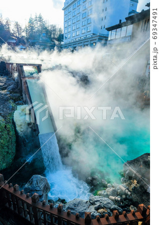 草津湯畑の湯けむり(縦) 草津湯畑の湯けむり(縦) 69347491