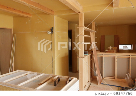 建設中の家の室内 建設中の家の室内 69347766
