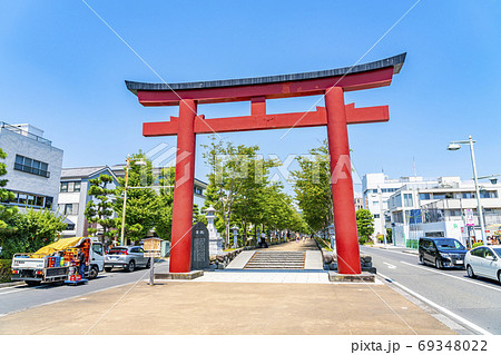 【神奈川県】鎌倉 夏の緑が綺麗な鶴岡八幡宮の二の鳥居と段葛 【神奈川県】鎌倉 夏の緑が綺麗な鶴岡八幡宮の二の鳥居と段葛 69348022