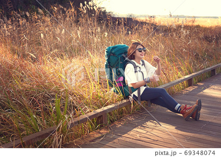 トレッキング 女性 女 69348074