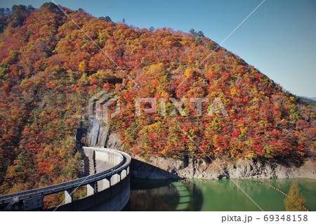 宮城県大崎市鳴子ダムの真っ赤な山一面の紅葉 宮城県大崎市鳴子ダムの真っ赤な山一面の紅葉 69348158