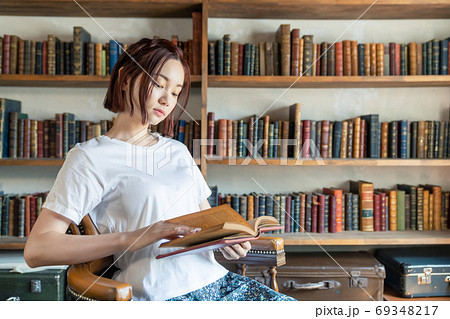 読書イメージ　本を読む女性 69348217