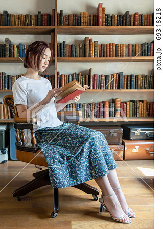 読書イメージ　本を読む女性 69348218