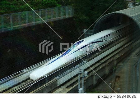 トンネルから飛び出すリニア 69348639