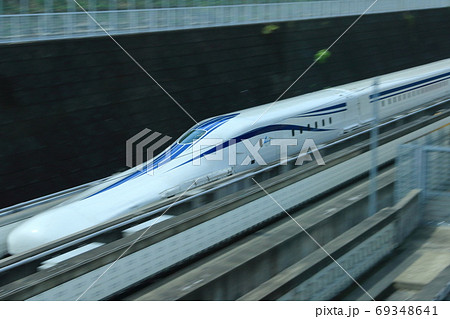 時速500kmで走るリニア 69348641