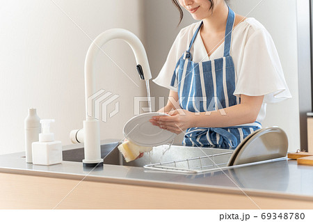 キッチンで洗い物をする女性 キッチンで洗い物をする女性 69348780