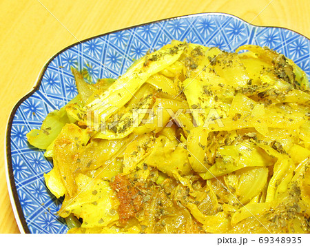 たまねぎとキャベツのカレー炒め 69348935