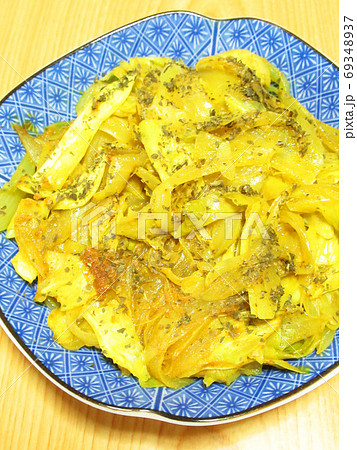 たまねぎとキャベツのカレー炒め 69348937