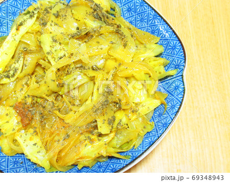 たまねぎとキャベツのカレー炒め 69348943
