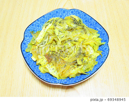 たまねぎとキャベツのカレー炒め 69348945