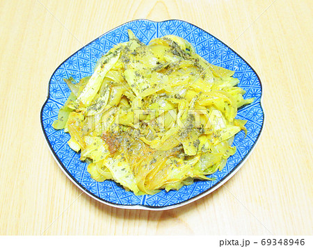 たまねぎとキャベツのカレー炒め 69348946