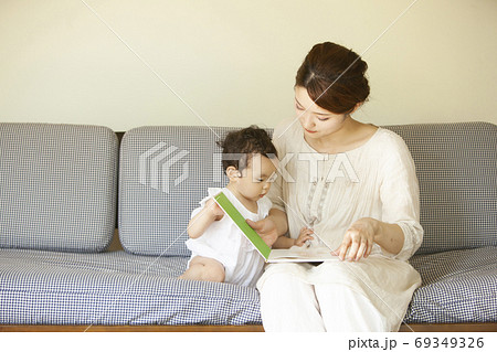 絵本を読む親子 69349326