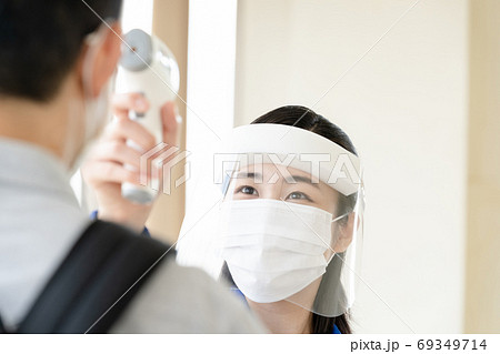 体温を測る女性スタッフ【非接触体温計】 体温を測る女性スタッフ【非接触体温計】 69349714