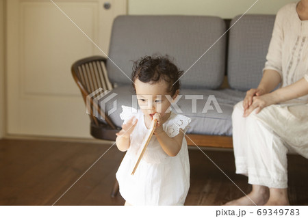 リビングで遊ぶ親子 69349783