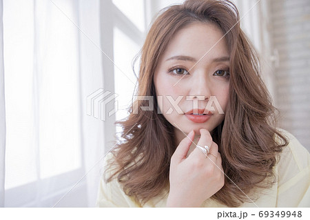 ゆるふわミディアムヘアー 日本人 ヘアスタイル 美容 美容室 ファッションの写真素材