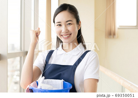 家事代行スタッフの女性 家事代行スタッフの女性 69350051