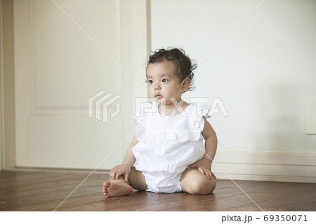 0歳の女の子 69350071