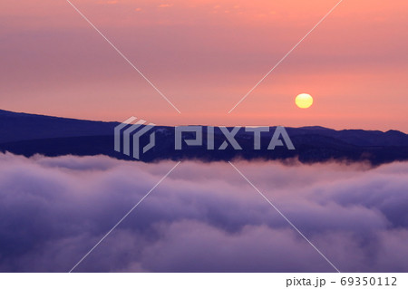 美幌峠からの日の出風景（北海道オホーツク） 69350112