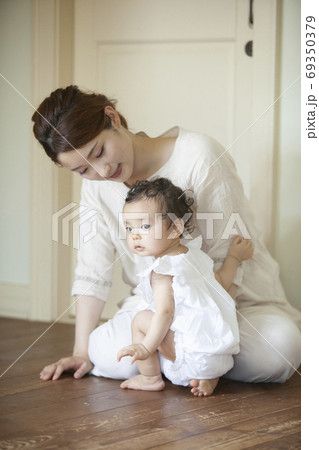 リビングで遊ぶ親子 69350379