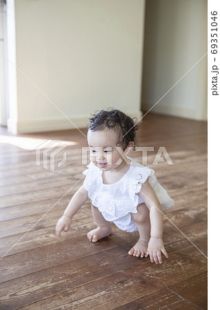 もうすぐ歩ける0歳の女の子 69351046