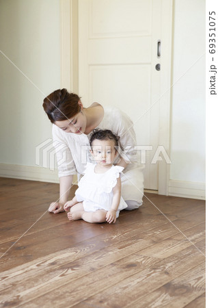 リビングで遊ぶ親子 69351075
