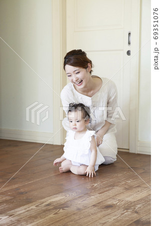 リビングで遊ぶ親子 69351076
