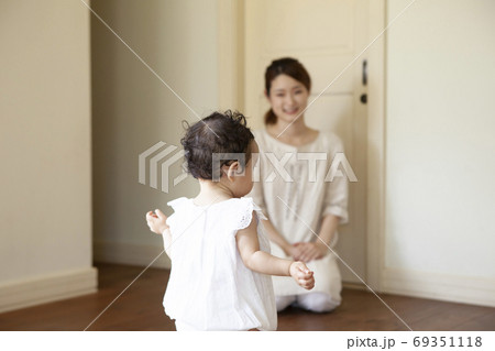 歩く子供を見守る母親 69351118