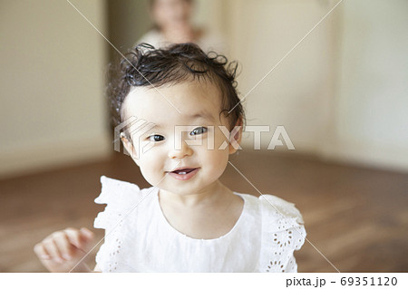 乳児のポートレイト 69351120