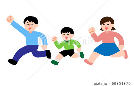 男の子と女性の先頭をガッツポーズしながら走る男性(シンプルカラー) 男の子と女性の先頭をガッツポーズしながら走る男性(シンプルカラー) 69351370