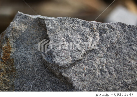 荒い岩肌 69351547