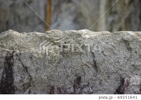 荒い岩肌 69351641