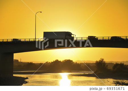 夕焼けと橋 69351671