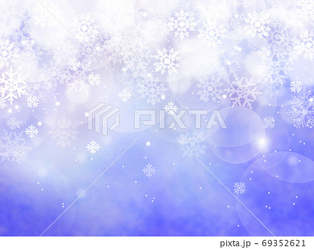雪と結晶がキラキラ輝き降る背景イラスト 紫のイラスト素材