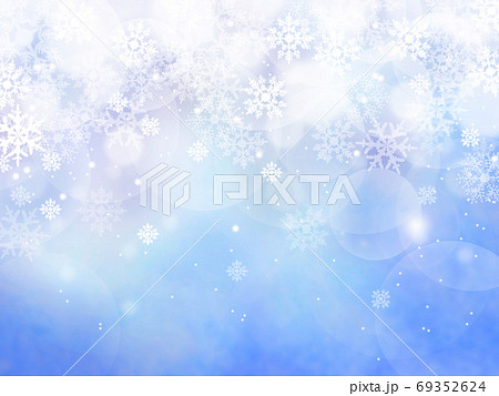 雪と結晶がキラキラ輝き降る背景イラスト 青のイラスト素材