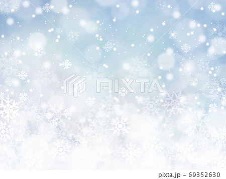 雪と結晶がキラキラ輝き降り積もる背景イラスト　銀色 69352630