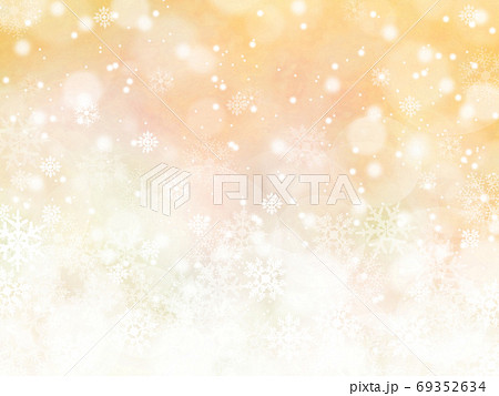 雪と結晶がキラキラ輝き降り積もる背景イラスト　オレンジ 69352634