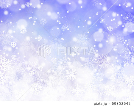 雪と結晶がキラキラ輝き降り積もる背景イラスト 青のイラスト素材