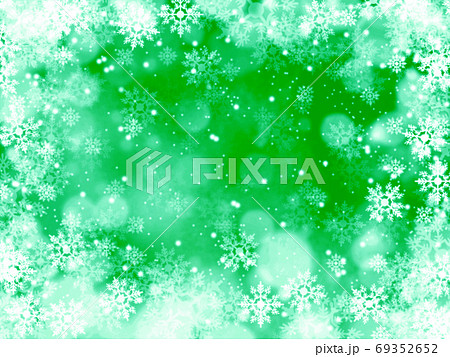 雪と結晶がキラキラ輝き降り積もる背景イラスト　緑 69352652