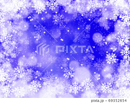 雪と結晶がキラキラ輝き降り積もる背景イラスト 濃青 雪と結晶がキラキラ輝き降り積もる背景イラスト 濃青 69352654