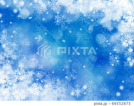 雪と結晶がキラキラ輝き降り積もる背景イラスト　濃青 69352673