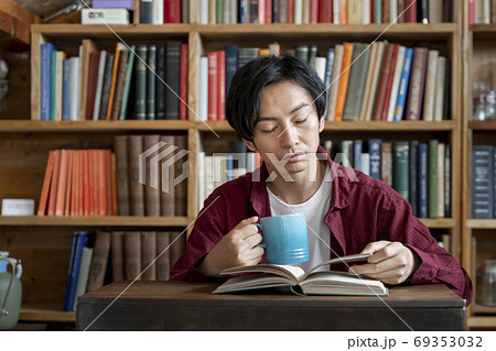本を読む男性 読書 イメージ 本を読む男性 読書 イメージ 69353032
