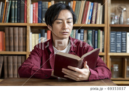 本を読む男性　読書　イメージ 69353037