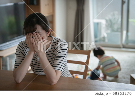 ワンオペ育児・育児ストレスに悩む孤独な日本人女性イメージ 69353270