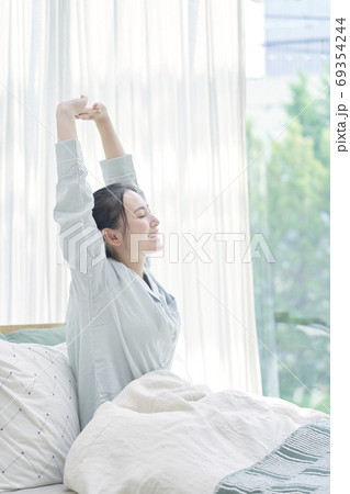 寝起きの女性 寝起きの女性 69354244