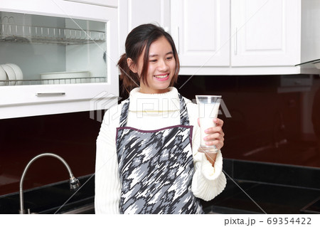 キッチンにいる若い女性 69354422