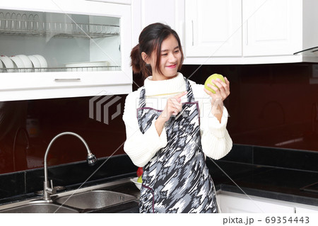 キッチンにいる若い女性 69354443