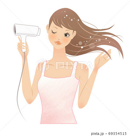 ドライヤーで髪を乾かす女性 69354515