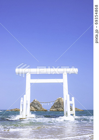福岡県 糸島市 二見ヶ浦の白い鳥居と夫婦岩の写真素材