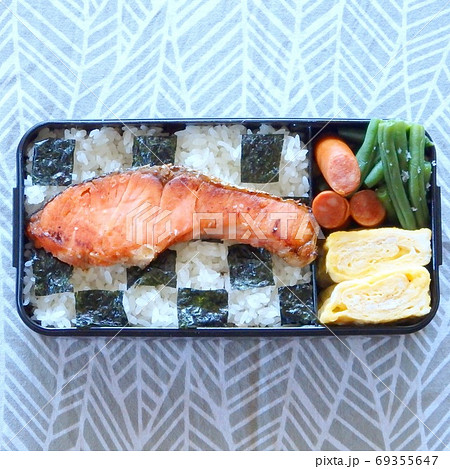 手作り焼き鮭弁当 69355647