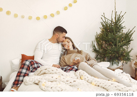 Couple spend time at home with christmas decorations 69356118